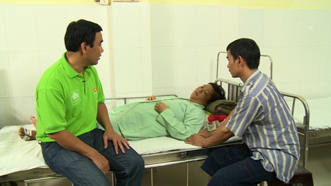 Chương trình Tiếp sức hồi sinh đến thăm chị Hà tại bệnh viện đa khoa Vĩnh Long